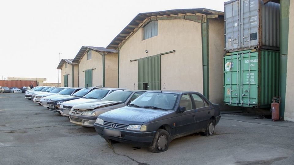 بازدید دادستان کل کشور از خودروهای بلاتکلیف در پارکینگ ها