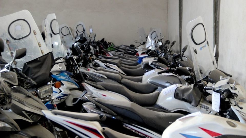 بازدید دادستان کل کشور از خودروهای بلاتکلیف در پارکینگ ها