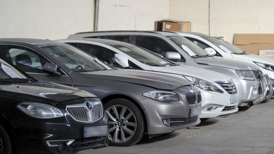 بازدید دادستان کل کشور از خودروهای بلاتکلیف در پارکینگ ها