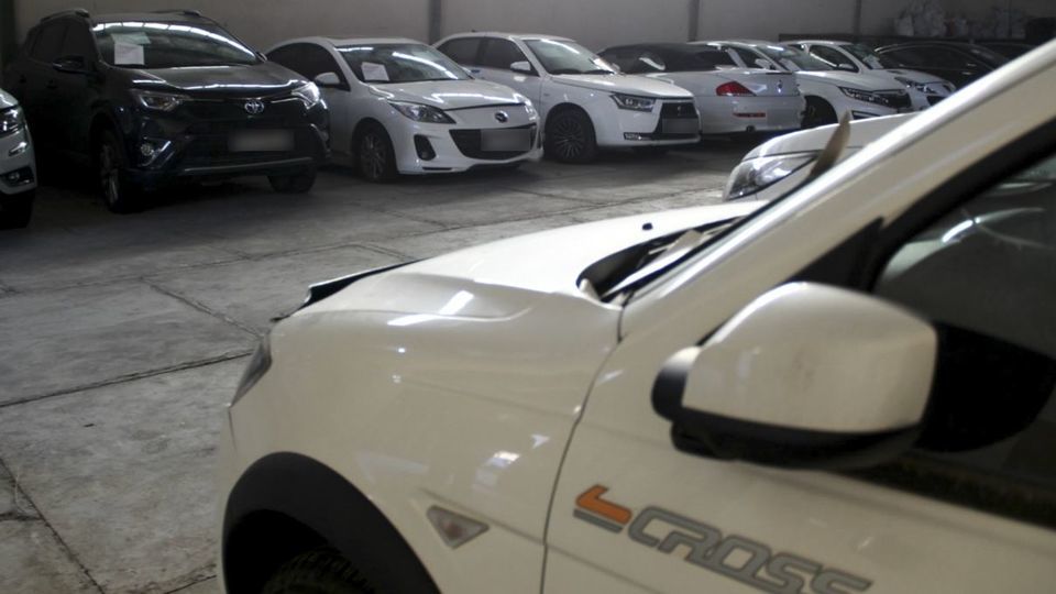 بازدید دادستان کل کشور از خودروهای بلاتکلیف در پارکینگ ها