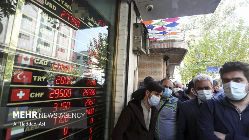 تجمع دلالان در بازار ارز