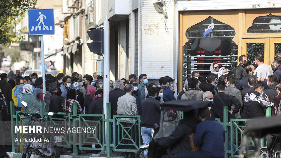 تجمع دلالان در بازار ارز