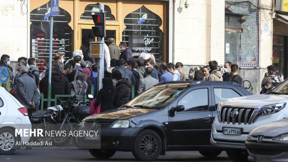 تجمع دلالان در بازار ارز