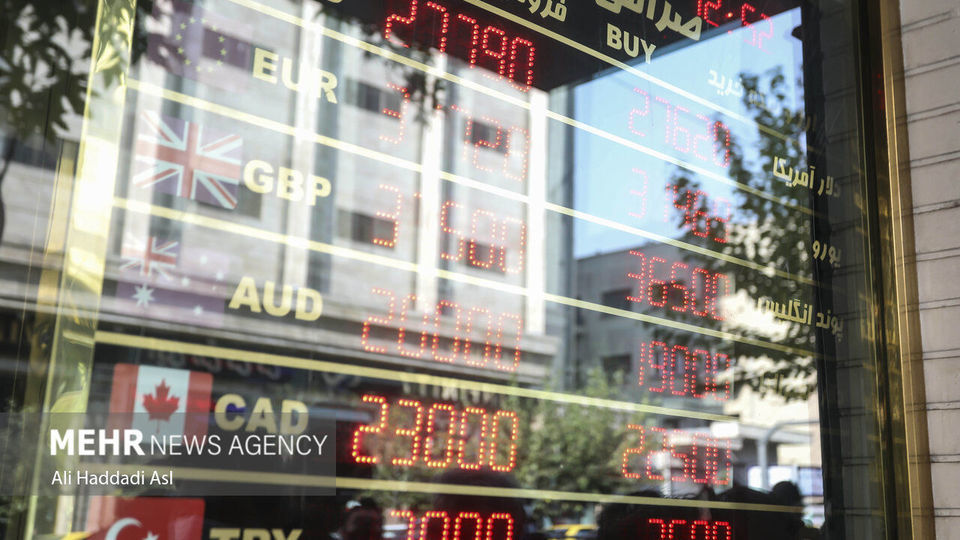 تجمع دلالان در بازار ارز