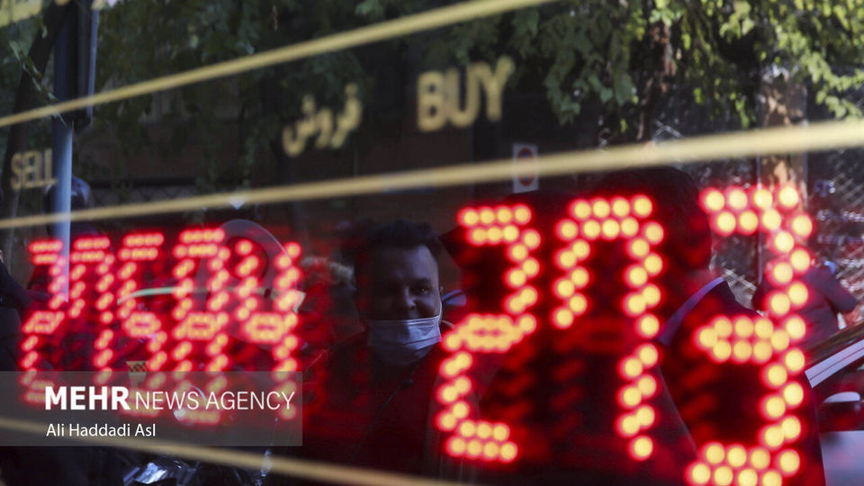 تجمع دلالان در بازار ارز