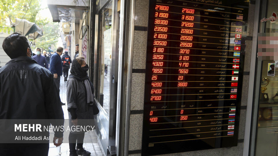 تجمع دلالان در بازار ارز