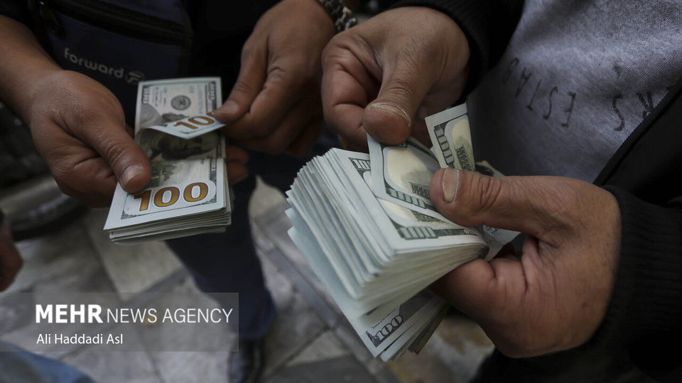 تجمع دلالان در بازار ارز