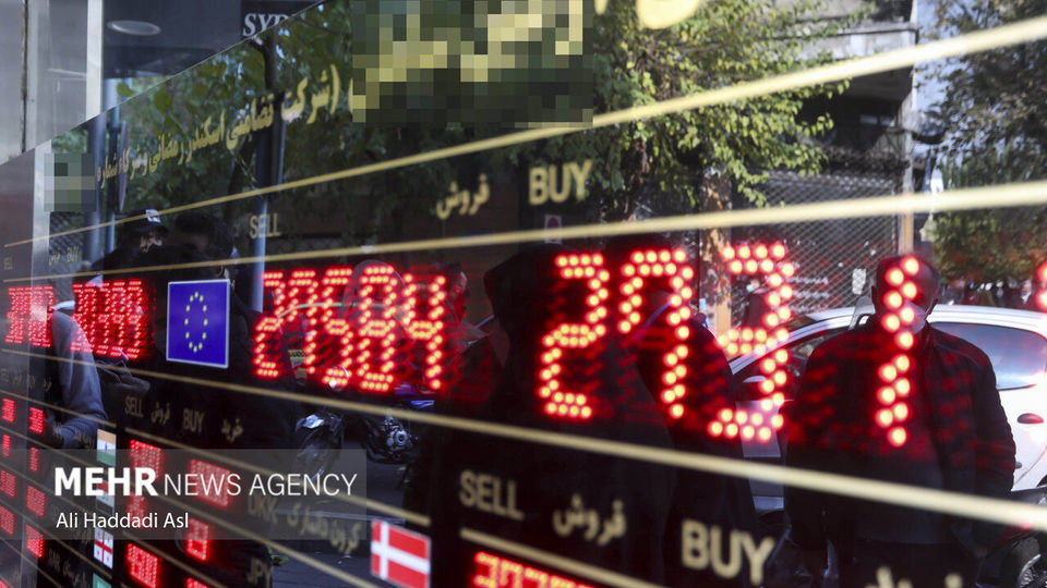 تجمع دلالان در بازار ارز