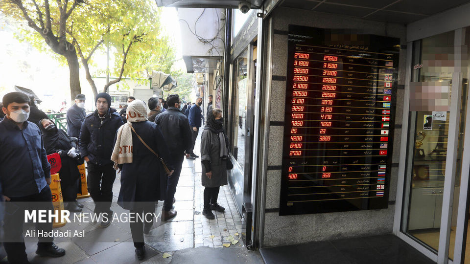 تجمع دلالان در بازار ارز