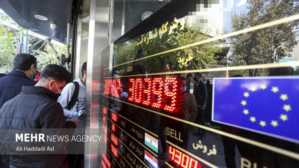 تجمع دلالان در بازار ارز