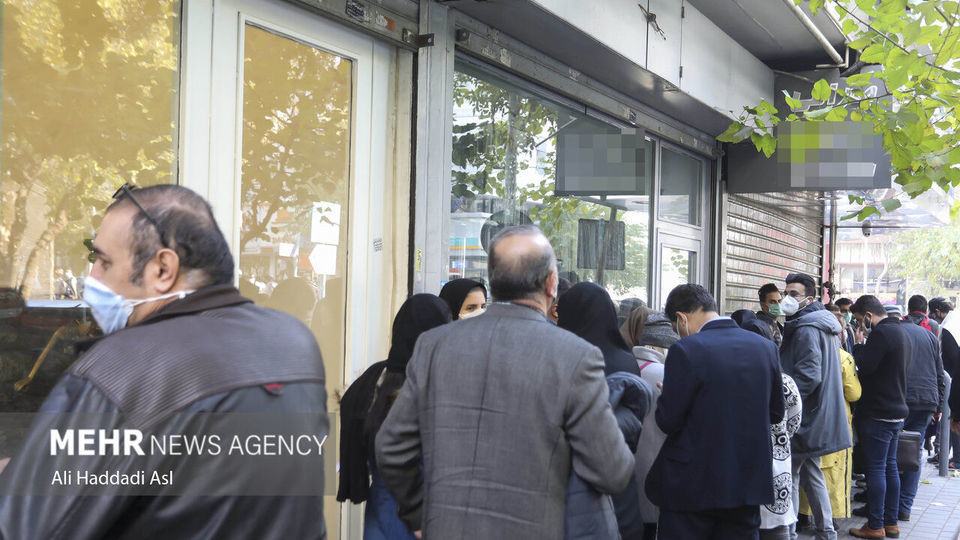 تجمع دلالان در بازار ارز