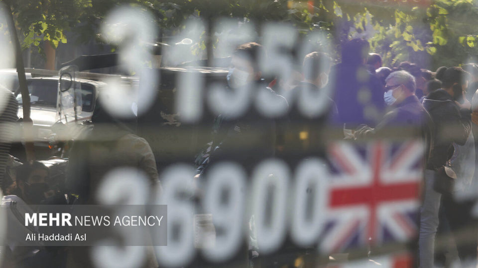 تجمع دلالان در بازار ارز