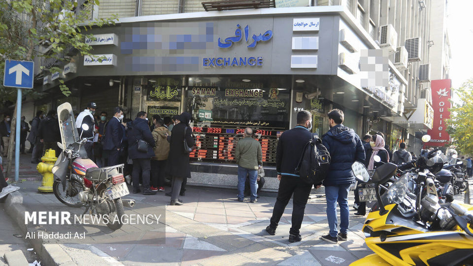 تجمع دلالان در بازار ارز