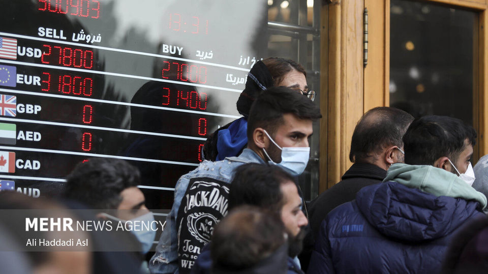 تجمع دلالان در بازار ارز