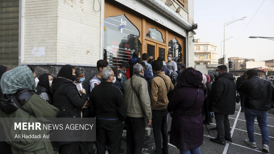 تجمع دلالان در بازار ارز