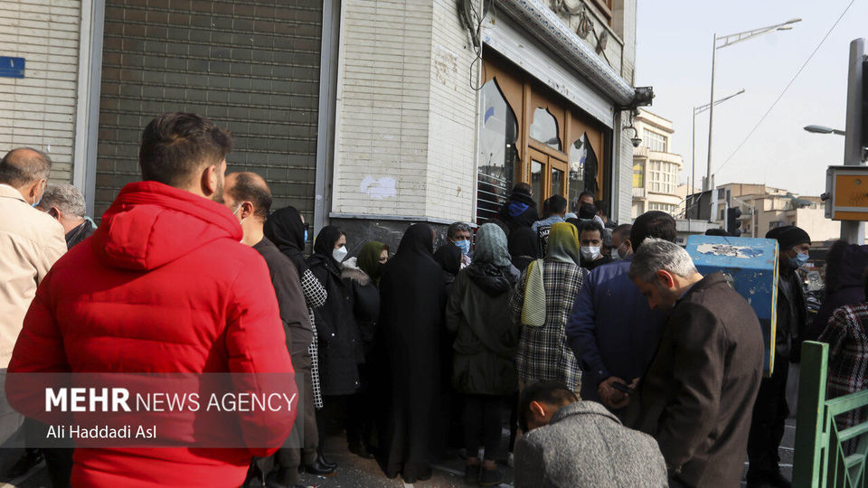 تجمع دلالان در بازار ارز