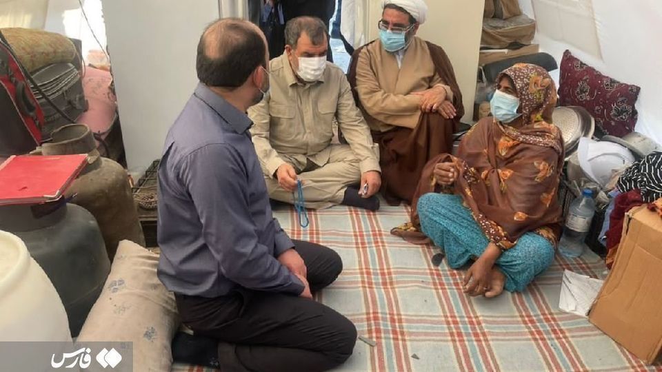 حضور محسن رضایی درمیان مردم زلزله‌زده فین بندرعباس 