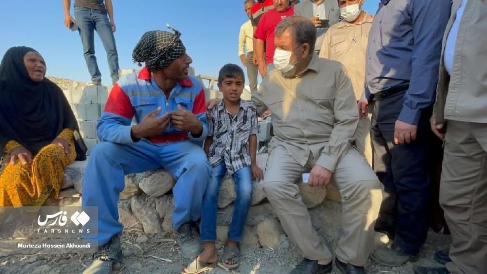 حضور محسن رضایی درمیان مردم زلزله‌زده فین بندرعباس 