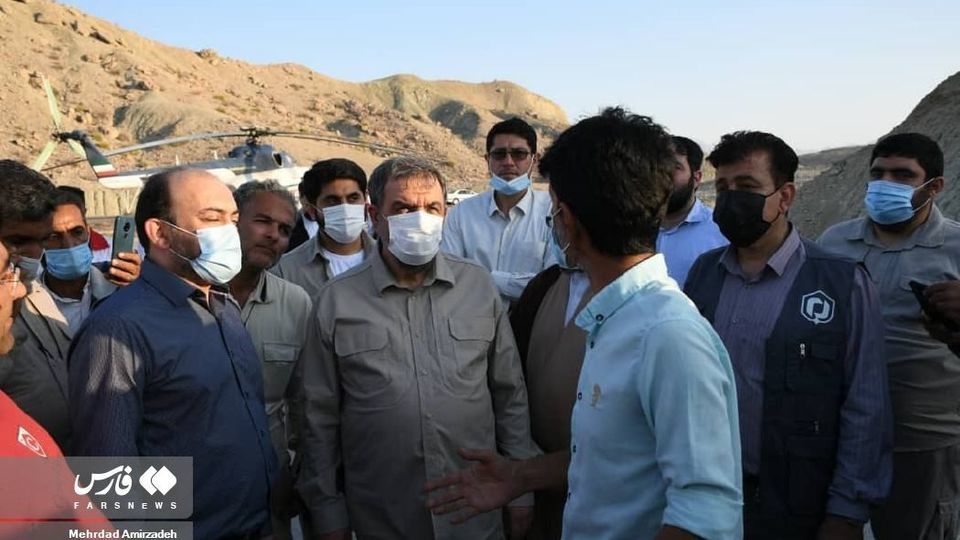 حضور محسن رضایی درمیان مردم زلزله‌زده فین بندرعباس 