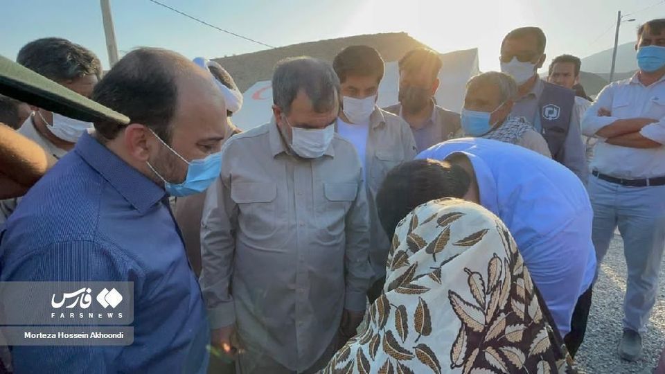 حضور محسن رضایی درمیان مردم زلزله‌زده فین بندرعباس 