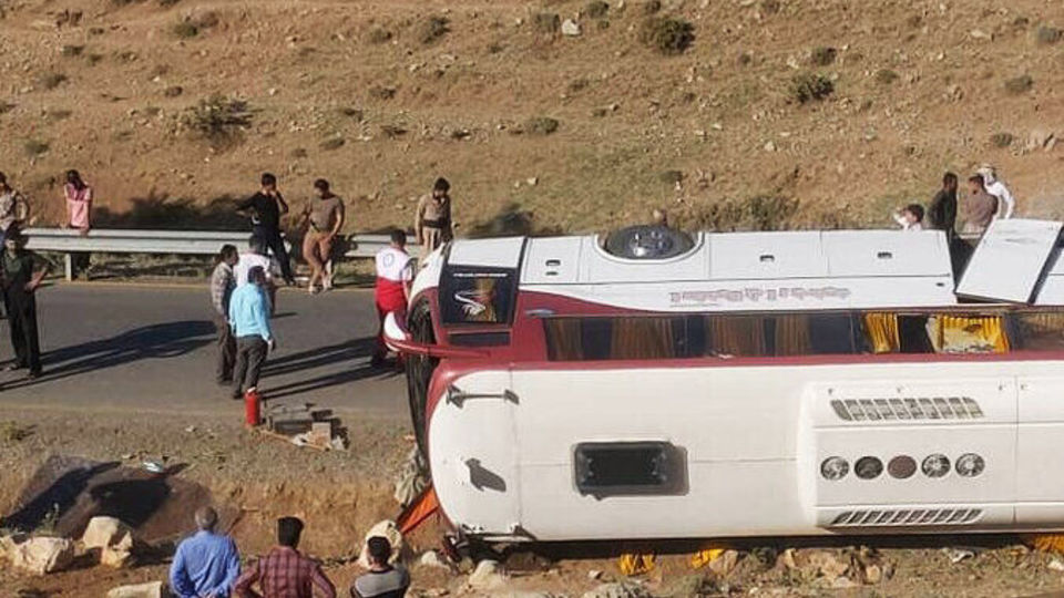 در واژگونی اتوبوس خبرنگاران، مسئولان قصور کرده اند
