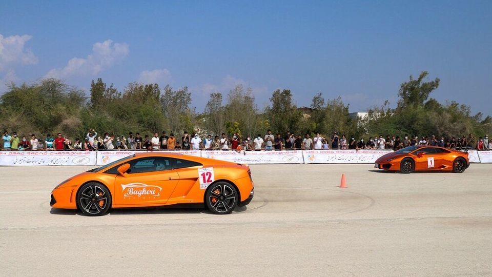  قاب‌های جالب از مسابقه اتومبیلرانی شتاب در جزیره کیش با خودروهای لاکچری