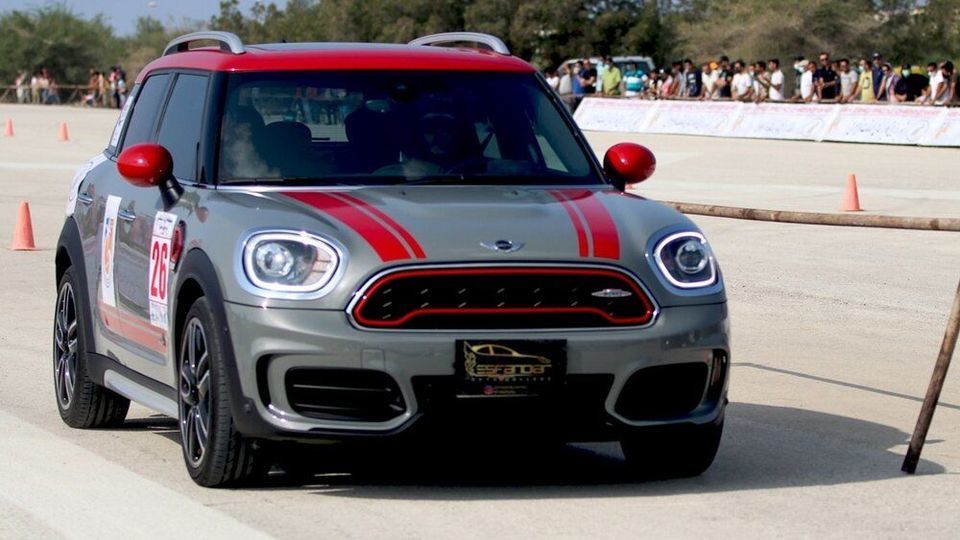  قاب‌های جالب از مسابقه اتومبیلرانی شتاب در جزیره کیش با خودروهای لاکچری