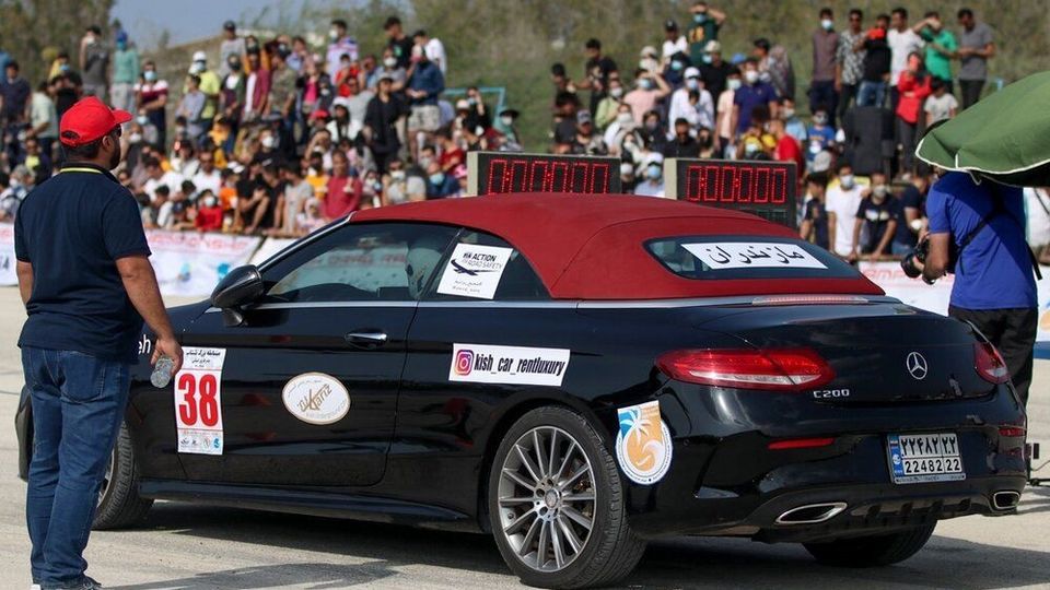  قاب‌های جالب از مسابقه اتومبیلرانی شتاب در جزیره کیش با خودروهای لاکچری