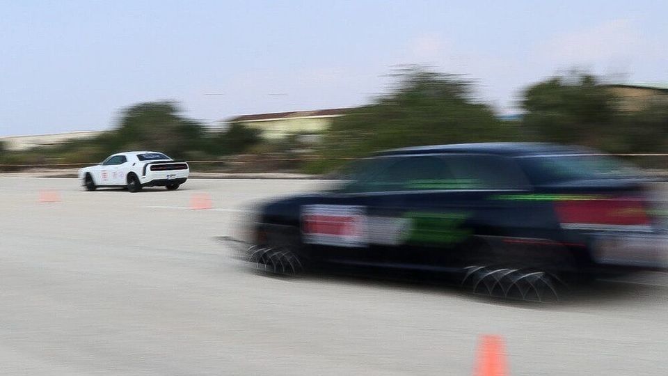  قاب‌های جالب از مسابقه اتومبیلرانی شتاب در جزیره کیش با خودروهای لاکچری