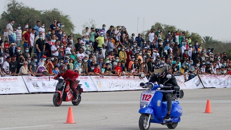  قاب‌های جالب از مسابقه اتومبیلرانی شتاب در جزیره کیش با خودروهای لاکچری