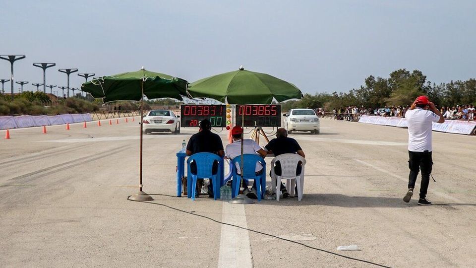  قاب‌های جالب از مسابقه اتومبیلرانی شتاب در جزیره کیش با خودروهای لاکچری