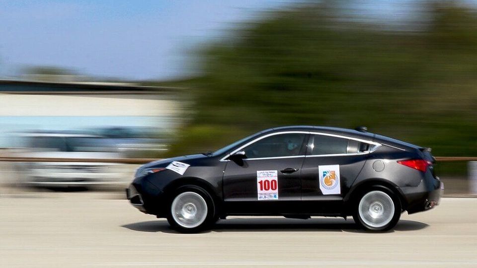  قاب‌های جالب از مسابقه اتومبیلرانی شتاب در جزیره کیش با خودروهای لاکچری