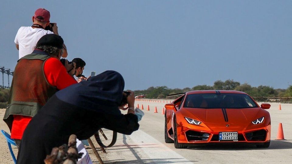  قاب‌های جالب از مسابقه اتومبیلرانی شتاب در جزیره کیش با خودروهای لاکچری