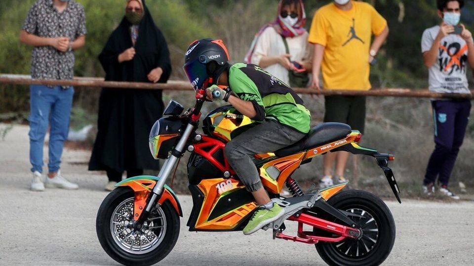  قاب‌های جالب از مسابقه اتومبیلرانی شتاب در جزیره کیش با خودروهای لاکچری