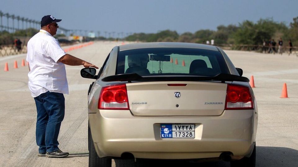  قاب‌های جالب از مسابقه اتومبیلرانی شتاب در جزیره کیش با خودروهای لاکچری