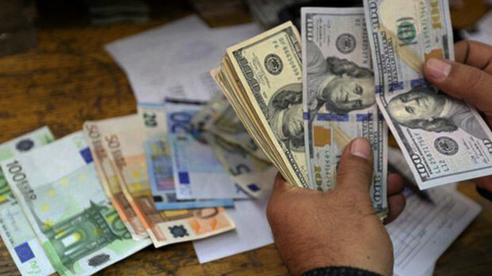 تخصیص ارز ۴۲۰۰ تومانی منابع مالی دولت را هدر داد