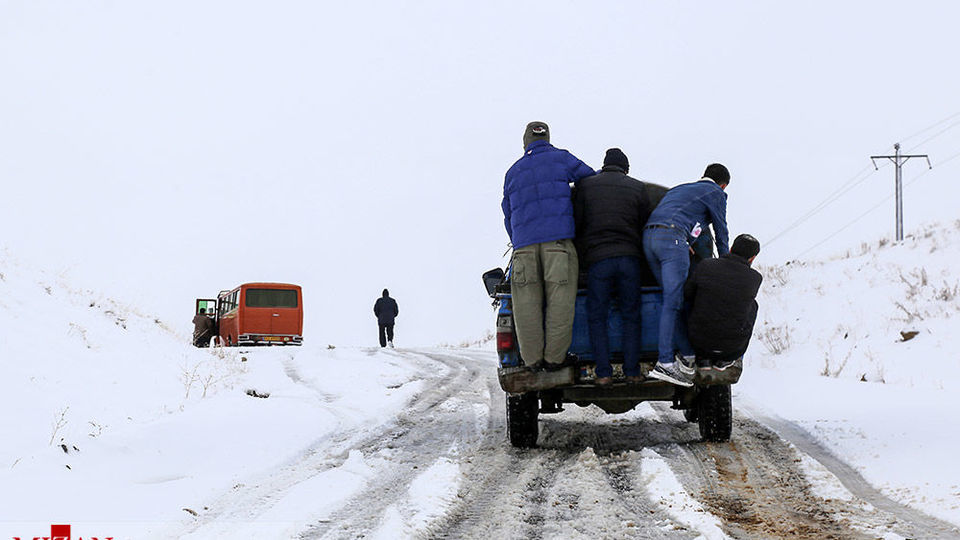 بارش برف در روستای یولقون آغاج - تکاب