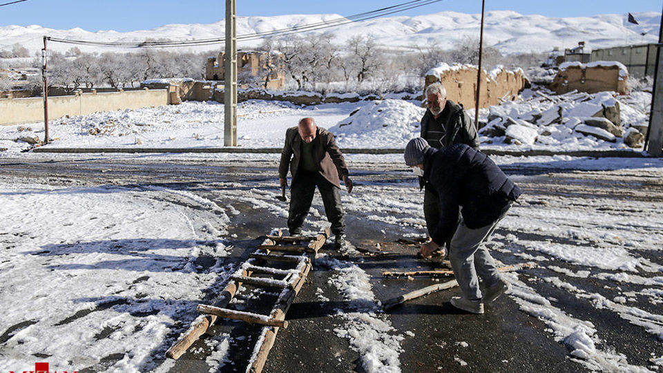 بارش برف در روستای یولقون آغاج - تکاب