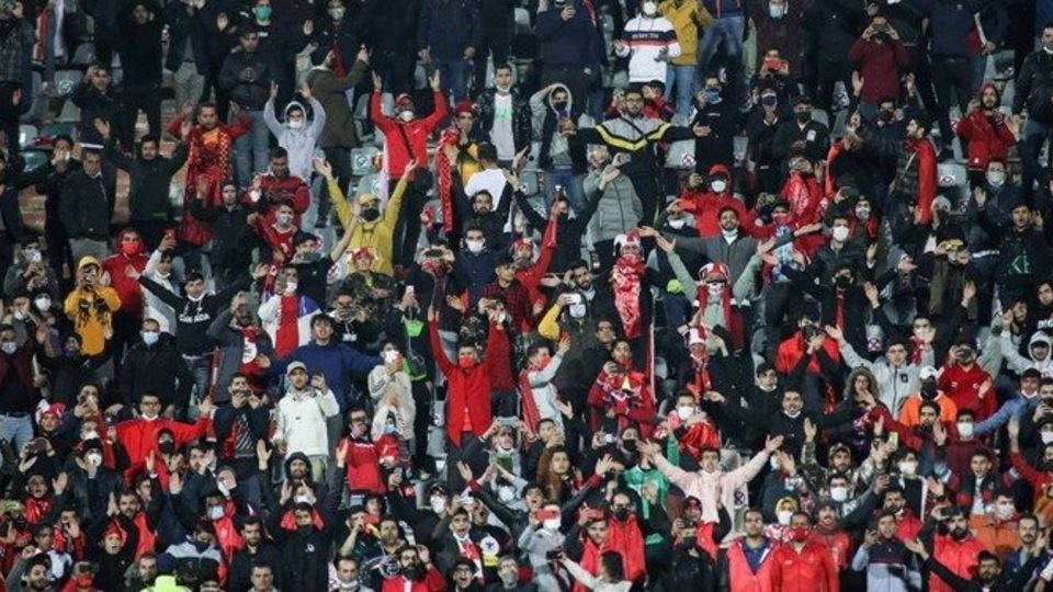 سکوهای آزادی مزین به کارهای دستی هواداران پرسپولیس