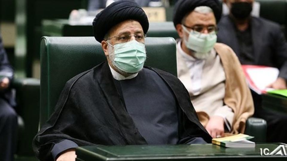 رئیس جمهور برای تقدیم لایحه بودجه سال ۱۴۰۱ وارد صحن علنی مجلس شد