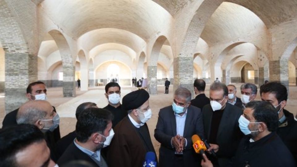 حضور رئیس جمهور در کارگاه احیای بنای تاریخی در یزد/ دکتر رئیسی: بهترین روش احیای بافت های فرسوده و سنتی احیا بوسیله مردم است