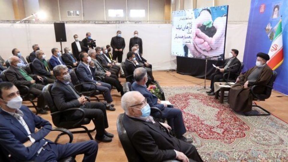 راه رسیدن به خدا خدمت به خلق خداست/ هر جا مردم حضور یافتند موفقیت‌های زیادی به دست آمد