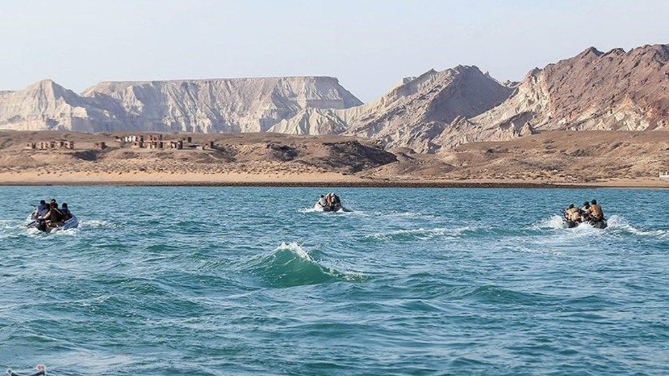 تمرین تاخت آبی تکاوران نیروی زمینی سپاه در خلیج فارس