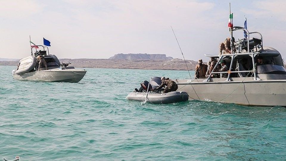 تمرین تاخت آبی تکاوران نیروی زمینی سپاه در خلیج فارس