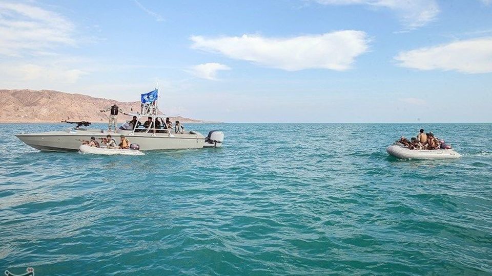 تمرین تاخت آبی تکاوران نیروی زمینی سپاه در خلیج فارس