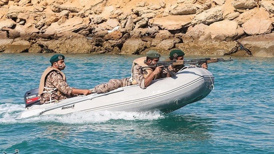 تمرین تاخت آبی تکاوران نیروی زمینی سپاه در خلیج فارس