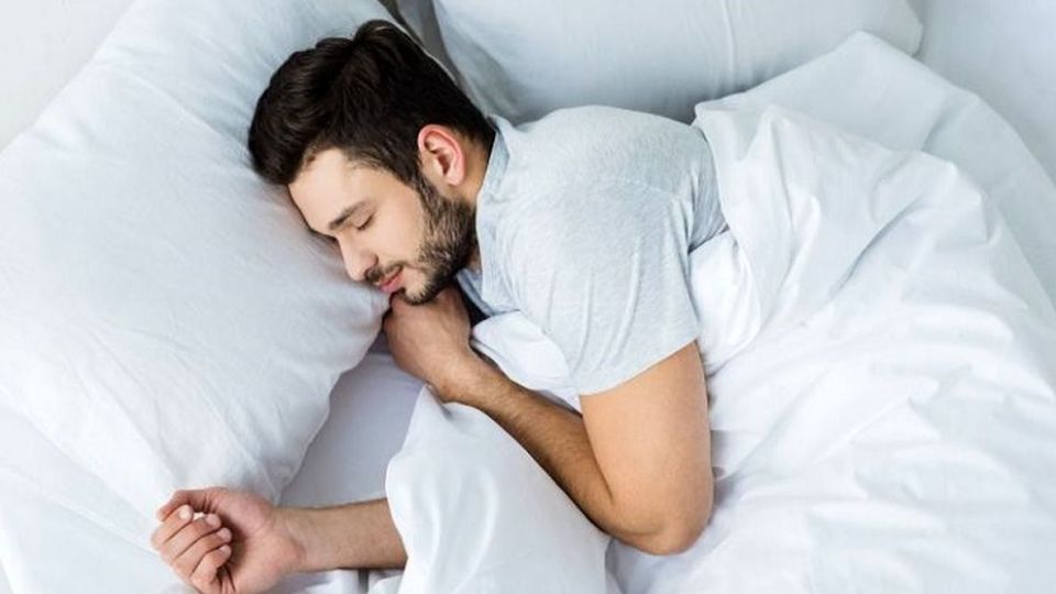 روی تخت بخوابیم یا زمین؟!