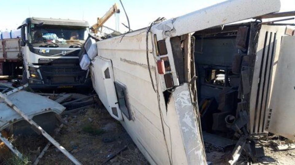 مصدومیت ۱۸ نفر در واژگونی اتوبوس در اصفهان