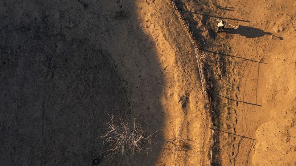 آب در دل کویر تکان خورد