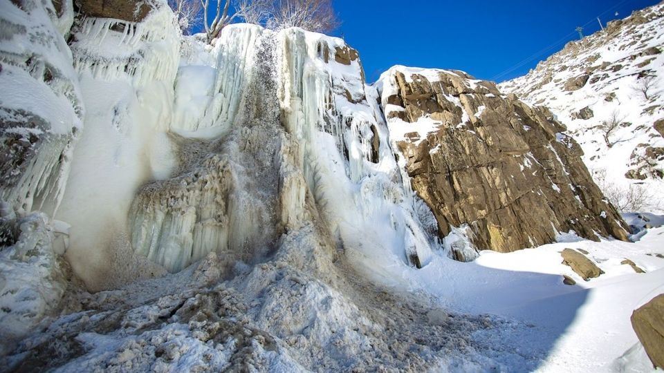 آبشار گنجنامه یخ زد